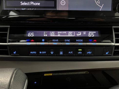 Used 2022 Toyota Sienna XLE w/ XLE Plus Package FWD image 21