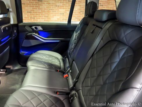 Used 2025 BMW X7 xDrive40i w/ Premium Package image 16