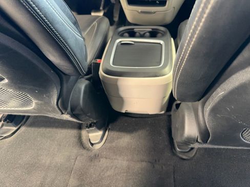 Used 2023 Chrysler Pacifica Touring-L image 20