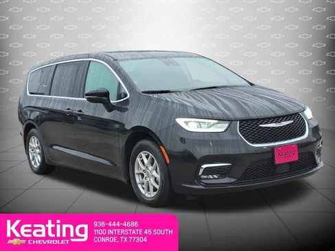 Used 2023 Chrysler Pacifica Touring-L FWD image 3
