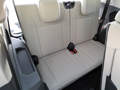 Certified 2019 Volkswagen Tiguan SE w/ Panoramic Sunroof Package image 12