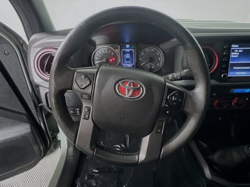 Used 2022 Toyota Tacoma TRD Sport w/ Technology Package image 18