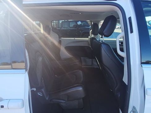 Used 2024 Chrysler Pacifica Touring-L FWD image 36