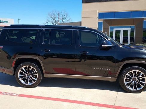 Used 2022 Jeep Wagoneer Series III w/ Premium Group I image 2