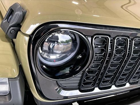 Used 2025 Jeep Gladiator Sport AWD/4WD image 12