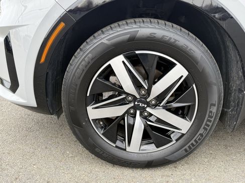 Used 2023 Kia Sorento EX image 11