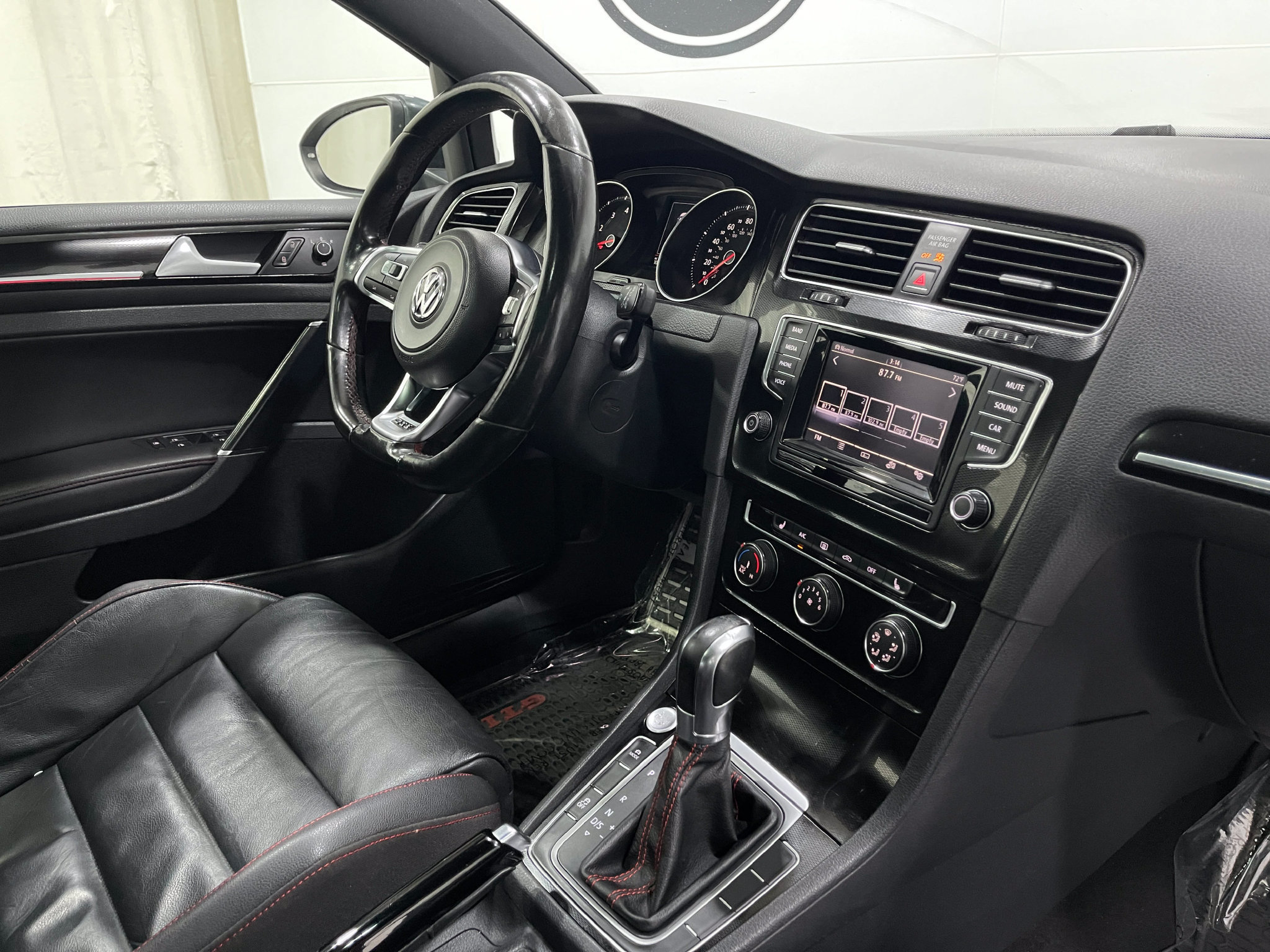 Used 2015 Volkswagen GTI SE w/ Lighting Package (SEL) FWD image 19