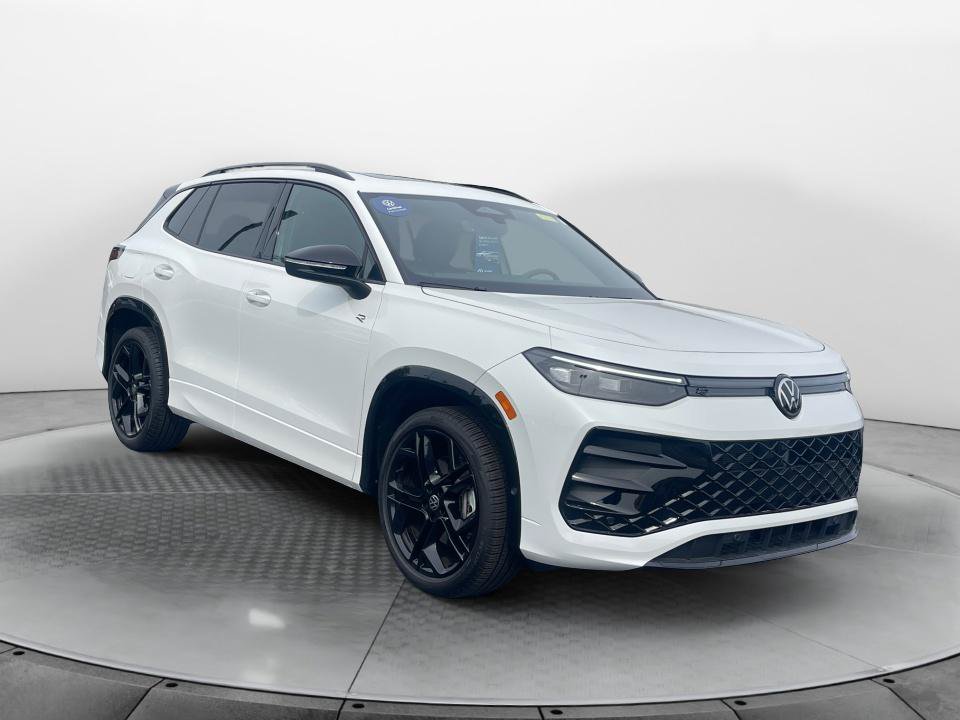 Certified 2025 Volkswagen Tiguan SE R-Line AWD/4WD image 1