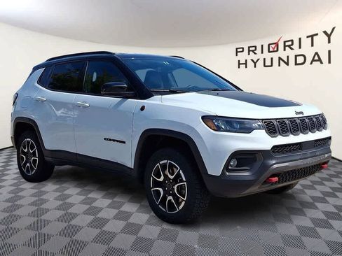 Used 2025 Jeep Compass Trailhawk AWD/4WD image 3