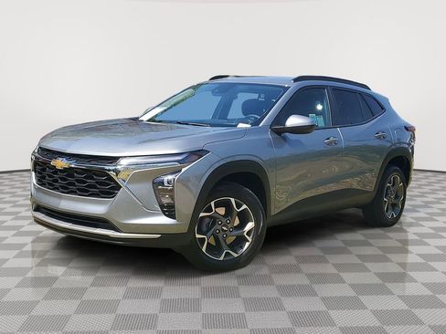 Used 2025 Chevrolet Trax LT w/ LT Convenience Package image 2