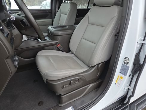 Used 2024 Chevrolet Suburban LT image 6