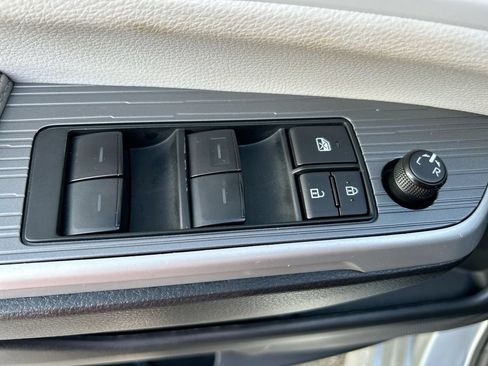 Used 2025 Toyota Sienna XLE FWD image 13