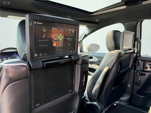 Used 2019 Chrysler Pacifica Limited w/ S Appearance Package FWD image 27