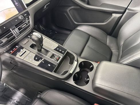 Certified 2024 Porsche Macan AWD/4WD image 32