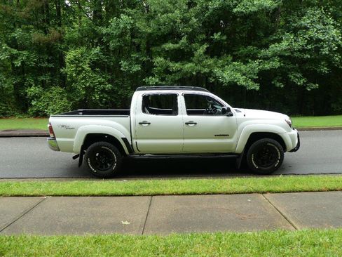 Used 2010 Toyota Tacoma PreRunner RWD image 2