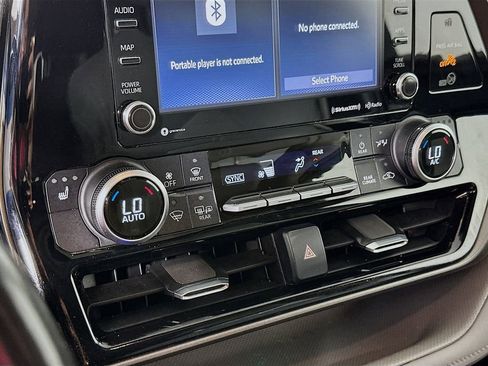 Used 2021 Toyota Highlander XLE AWD/4WD image 14
