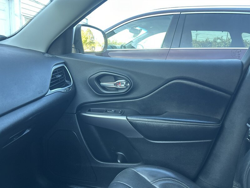 Used 2019 Jeep Cherokee Limited AWD/4WD image 12