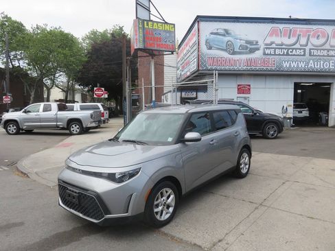 Used 2023 Kia Soul LX w/ LX Technology Package FWD image 2