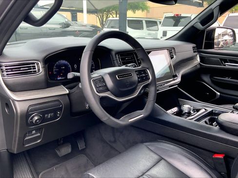 Used 2024 Jeep Wagoneer L Series II RWD image 15