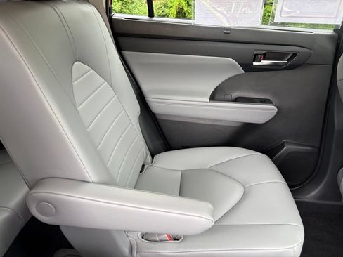 Used 2024 Toyota Highlander XLE AWD/4WD image 38