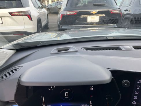 Used 2025 Chevrolet Trax LT image 32