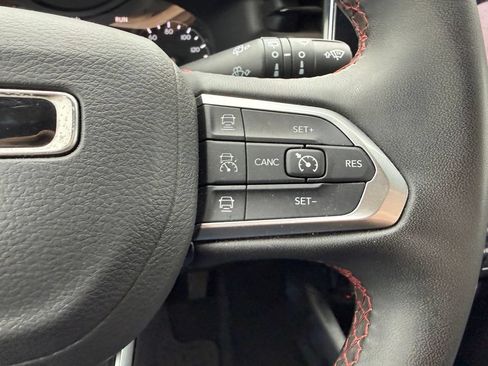 Used 2025 Jeep Compass Trailhawk AWD/4WD image 14
