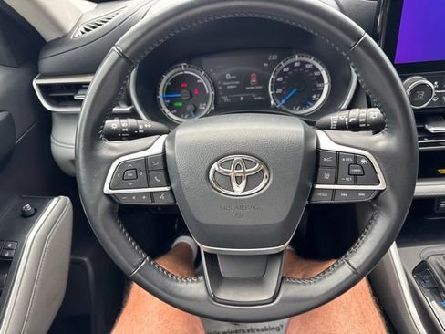 Used 2023 Toyota Highlander XLE AWD/4WD image 16