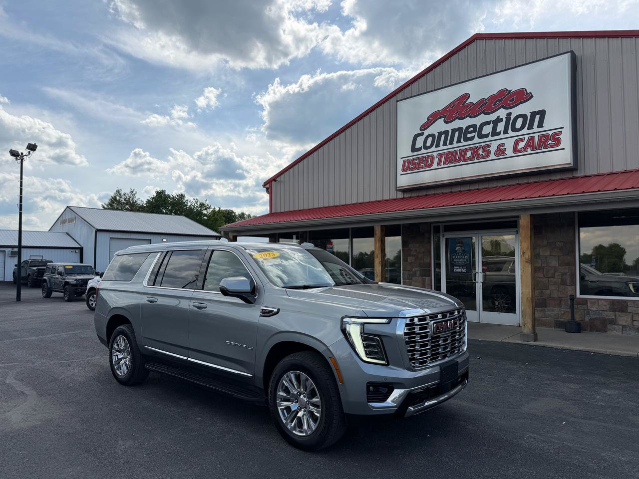 Used 2025 GMC Yukon XL Denali AWD/4WD image 1