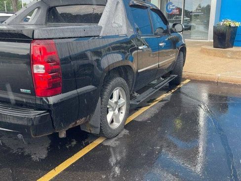 Used 2011 Chevrolet Avalanche LTZ AWD/4WD image 3