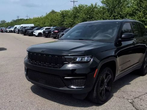 Used 2023 Jeep Grand Cherokee Altitude AWD/4WD image 4