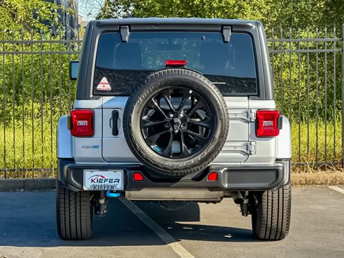 Used 2023 Jeep Wrangler Unlimited Sahara w/ Cold Weather Group AWD/4WD image 5