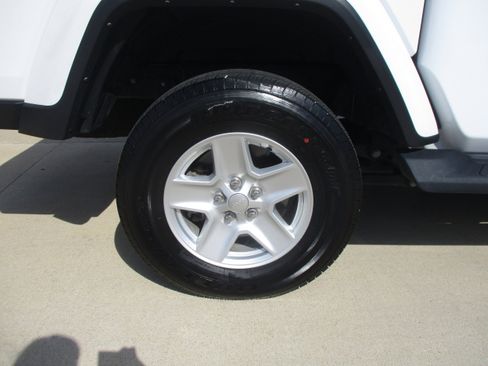 Used 2022 Jeep Gladiator Sport AWD/4WD image 13