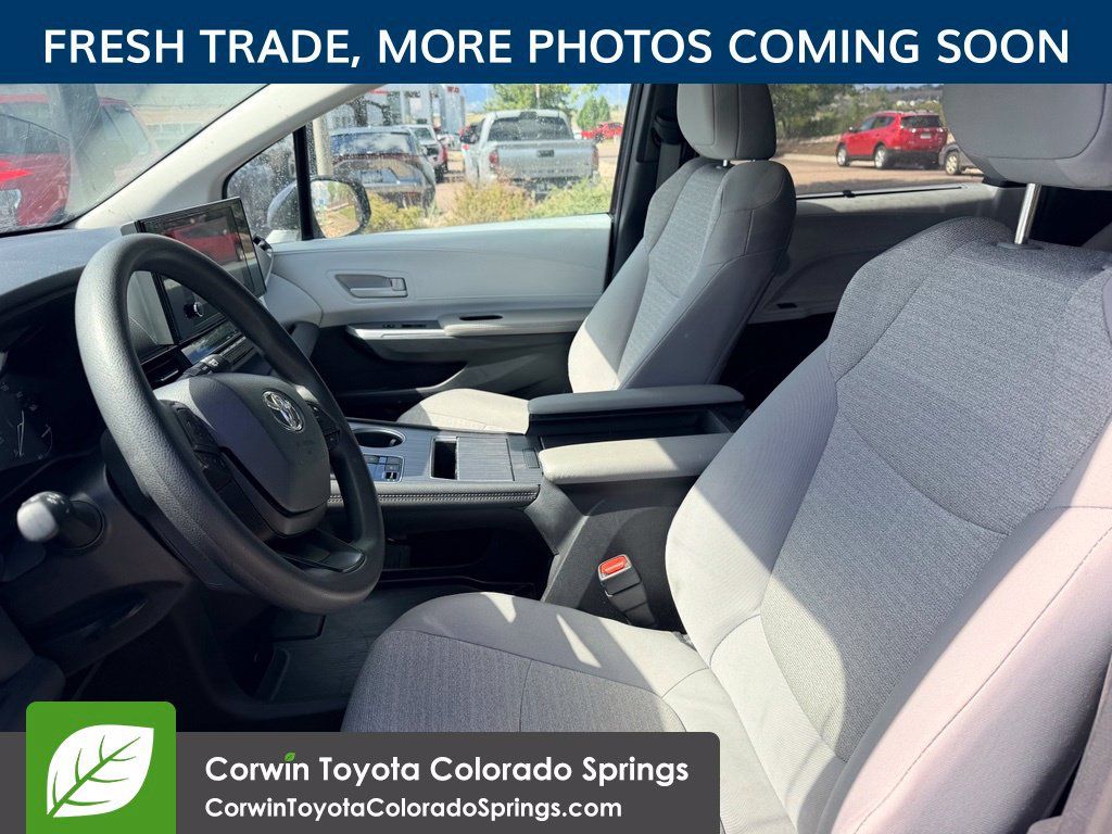 Used 2025 Toyota Sienna LE AWD/4WD image 12