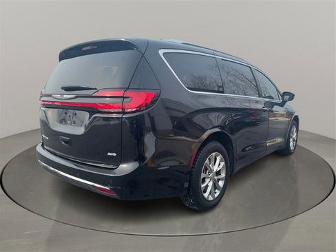 Used 2021 Chrysler Pacifica Touring-L w/ Uconnect Theater Family Group image 7