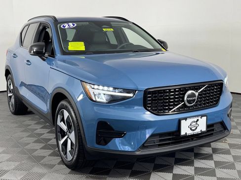 Used 2024 Volvo XC40 B5 Core AWD/4WD image 3