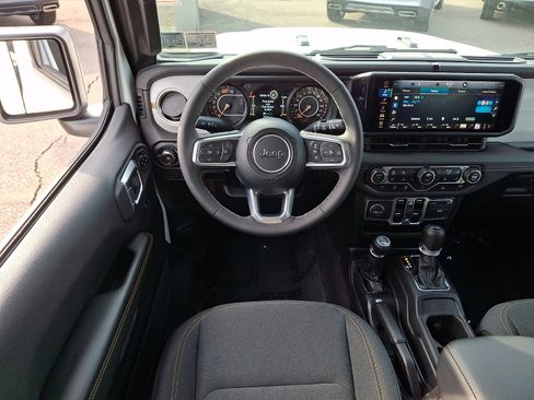 Used 2025 Jeep Wrangler Unlimited Sahara image 11