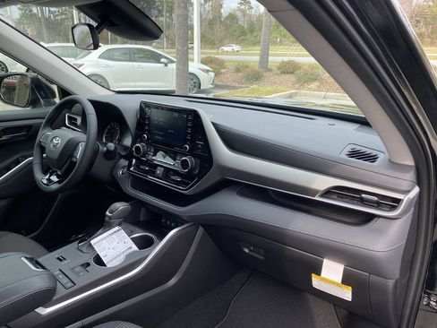 Used 2021 Toyota Highlander LE image 42