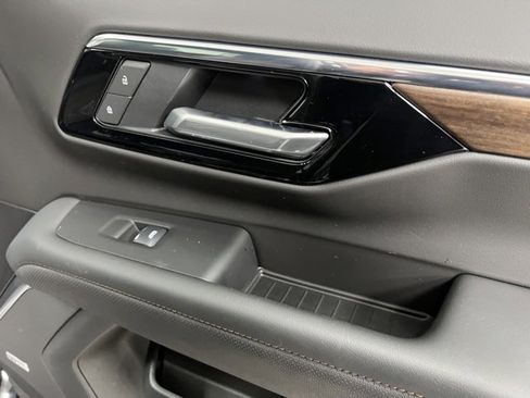 Used 2025 Chevrolet Suburban High Country image 53