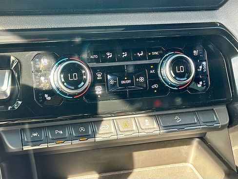 Used 2023 GMC Sierra 1500 AT4 w/ Technology Package AWD/4WD image 16