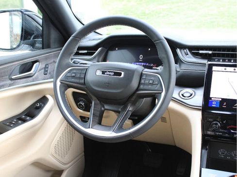 Used 2023 Jeep Grand Cherokee Limited image 14