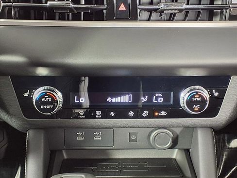 New 2025 Mitsubishi Outlander SE image 17