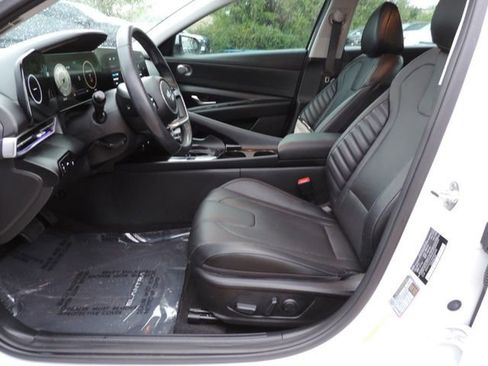 Used 2021 Hyundai Elantra Limited image 16