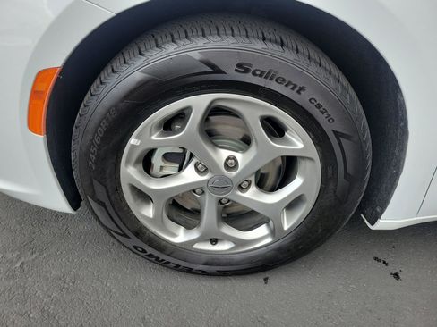 Used 2024 Chrysler Pacifica Limited FWD image 31