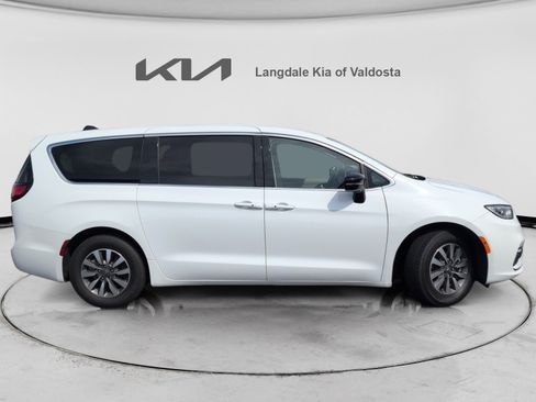 Used 2024 Chrysler Pacifica Limited FWD image 3