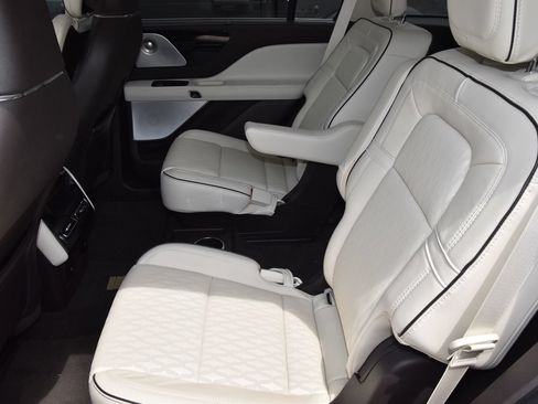 Used 2023 Lincoln Aviator Black Label AWD/4WD image 11