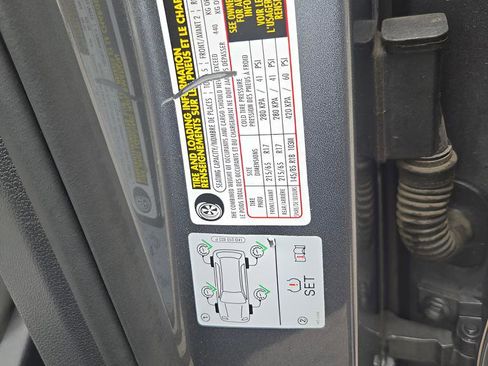 Used 2018 Volkswagen Tiguan SE w/ Panoramic Sunroof Package image 9