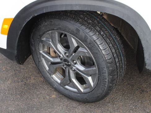 Certified 2024 Kia Seltos LX image 17