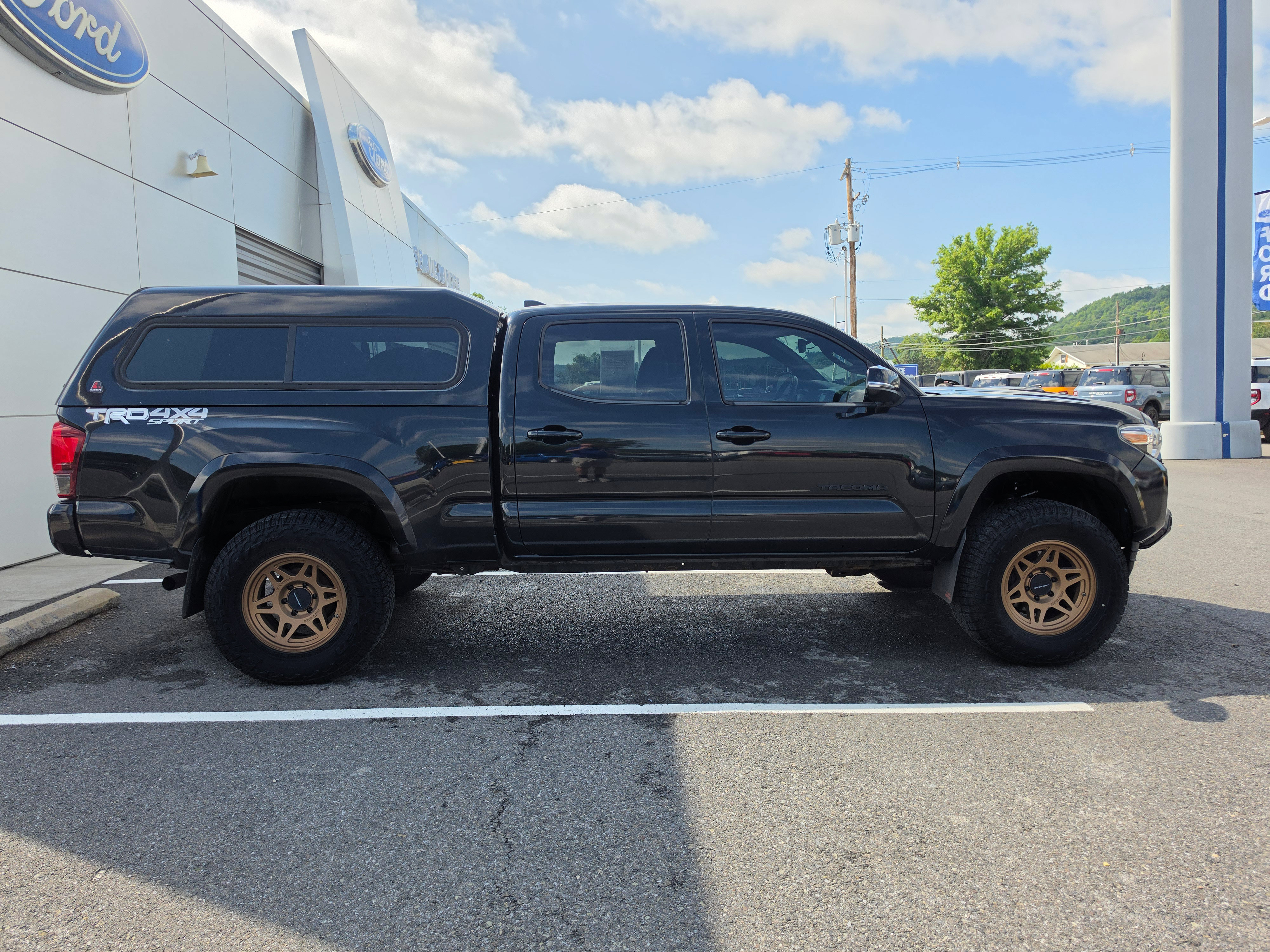 Used 2019 Toyota Tacoma TRD Sport w/ TRD Premium Sport Package AWD/4WD image 2