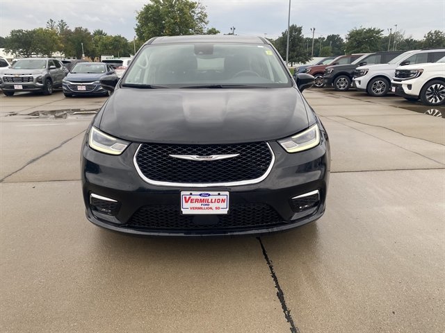 Used 2024 Chrysler Pacifica Touring-L FWD image 2