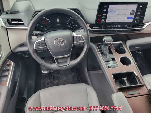Used 2023 Toyota Sienna XLE FWD image 13